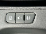 ドライブモードセレクトスイッチ、VSC OFFスイッチ、EVドライブモードスイッチ。
