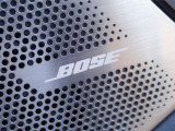 BOSEサウンドシステムのロゴやスピーカーを確認できます。