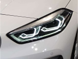 【LEDヘッドライト】先進のLEDテクノロジーを採用。放射される白色光の周波特性は太陽光に近く、バイキセノン・ヘッドライトを上回るコントラストで更に明るく輝きます!