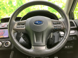 手になじみやすい形状のステアリングに、左右のスイッチを配置しています。運転姿勢を保ちながら各種操作に手を伸ばしやすく、視線を前方に向けやすいレイアウトです。