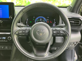 握りやすい形状に各種スイッチを配置し、運転姿勢を保ちながら手元で操作できます。メーターやエアコンの近くにまとまった配置で、日々の運転を便利に支えます。