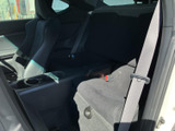 後席は座面と背もたれにゆとりがあり、同乗者が落ち着いて過ごせる空間です。シートベルトや中央のカップホルダーも確認でき、後席に乗る方への配慮が感じられる室内レイアウトです。