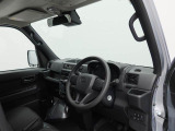 運転の際、見切りが良く車幅の感覚もつかみやすくなっています。