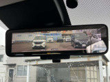 インテリジェント ルームミラー、車両後方のカメラ映像をミラー面に映し出すので、車内の状況や、天候などに影響されずいつでもクリアな後方視界が得られます。