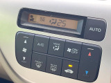 【オートエアコン】一度お好みの温度に設定すれば、車内の温度を検知し風量や温度を自動で調整。暑い&hellip;寒い&hellip;と何度もスイッチ操作をする必要はありません。快適な車内空間には必須の機能ですね♪