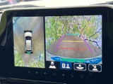 車両を上から見た表示と後方映像を画面上で確認でき、駐車時の周囲把握を助けます。ガイドラインも色分けされて見やすく、画面下の切り替え表示から必要な視点を選びやすい仕様です。