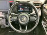 手元にスイッチがまとまり、運転姿勢を保ちながら必要な操作へ手を伸ばしやすい配置です。中央のメーターも確認しやすく、日々の運転を支える使い勝手に配慮されています。