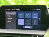 AM・FMや交通情報、DVD、SDなど複数の音源を画面から選べます。聴きたい内容に合わせて切り替えやすく、毎日の移動時間を快適に過ごすのに役立つ装備です。