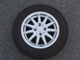 純正ホイールとは別に、《中古》社外アルミホイール&スタッドレスタイヤセットも付属します。