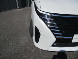 『LEDヘッドライト』通常のハロゲンライトに対して発光部分の発熱を抑えることで省電力につながる技術です。デザイン性も自由度が高いため、今後クルマのヘッドライトはLEDが主流になります☆