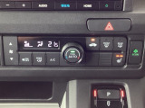季節を問わず快適な室内空間を保てるオートエアコンを装備。運転席にはシートヒーターが付いているので、冬場の乗り始めも暖かく快適。冷えやすい日でも心地よく過ごせます。