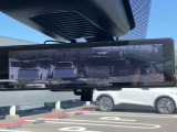 インテリジェントルームミラーは後席の人やヘッドレスト、荷室に積んだ荷物などで後が見にくい時でも、車両後方のカメラ映像をミラー面に映し出すので、いつでもクリアな後方視界が得られます。