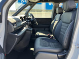 運転席と助手席は、身体を受け止める立体的なシート形状で落ち着いて座れる印象です。前方や左右の窓から周囲を確認しやすく、足元にもゆとりがあり、乗る方を迎える清潔感のある室内です。