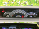 速度やエンジン回転数などの情報が運転席正面にまとまり、走行中も目線を大きく移さず確認しやすい配置です。表示が見やすく、運転時に必要な情報を把握するのに役立ちます。