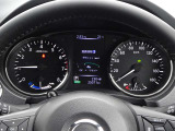 【メーターパネル】素早く車の情報が読み取れる、視認性に優れたシンプルなデザインのメーターパネルです。