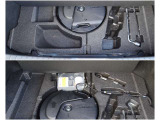 荷室床下や車載工具などを確認できます。
