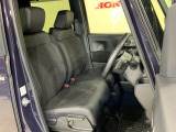 乗降がしやすい運転席。高さが調節できて小柄な方でも運転しやすいポジションをとることができます。