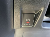 電動パーキングブレーキです。ブレーキペダルを踏み込み、Pスイッチを引き上げると作動、押し下げると解除されます。