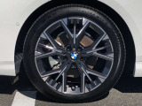 BMW純正アルミホイール。洗練されたデザインで、足元の個性を引き立てます。