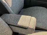 運転席アームレスト完備