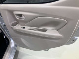 【後部座席ドア】ボトルホルダーがあるのでゆっくりくつろげます♪