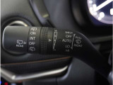 【オートワイパー機能】レバーをAUTOの位置にしているとき、レインセンサーが雨を感知すると、雨量に応じて、ワイパーが自動で作動します。