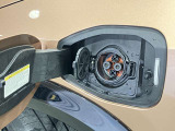 運転席側が普通充電ポート、助手席側が急速充電ポートです