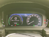 速度や燃料残量、シフト位置などの情報がメーター内にまとまり、運転席から確認しやすい配置です。表示が見やすく整理されているため、必要な情報をひと目で把握しやすく、日々の運転を支えてくれます。