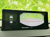 モニターには車両後方の映像とガイドラインが表示され、駐車時の後方確認をサポートします。周囲の安全を確かめながら操作できるため、狭い場所での駐車にも役立つ装備です。