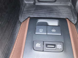 電動パーキングブレーキ&ブレーキホールド☆HOLDスイッチを押しシステムONの状態にしておくことで渋滞や信号待ちなどでブレーキを踏んで停止した時保持してくれる。