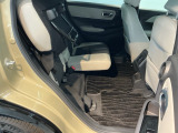 【チップアップシート】広い荷室もいいけれど、後席の足元に生まれるこの空間はとても使いやすいです。自由自在なシートアレンジで、車内がもっと自分らしい空間になります。