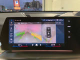 パーキングアシストプラス:トップビュー+3Dビュー、パノラマビューが含まれ車の周囲の状況をディスプレイで確認できます。スマートフォンからリモートで3Dビューで周囲を確認できます。