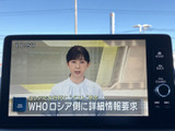 停車中にテレビ番組の映像を視聴でき、待ち時間を過ごす際にも便利です。画面には放送内容の文字情報も表示され、音声と映像でニュースなどを確認できる車内装備です。