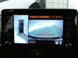 【パノラミックビュー】・・・車両の前後左右に搭載した4つのカメラにより、クルマを真上から見ているような映像を表示。運転席から確認しにくい車両周囲の状況を把握できます。
