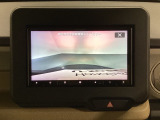 ギヤをR(バック)に入れるとナビ(社外品)の画面に後ろの映像が映るリアカメラ付です。後退時、コンディションが悪い視界でもカラーバックモニターがドライバーをサポートします。