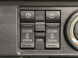両側パワースライドドアウェルカムオープン機能 降車時にスイッチで予約しておけば、乗車時に電子カードキーを持ってクルマに近づくだけでパワースライドドアが自動でオープン♪