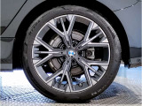 【BMWアロイホイル】軽量かつ強度に拘ったアロイホイル。走行性能ポテンシャルを引き出す設計。車の足元を引き締めてくれる大きなポイントはアロイホイルです。