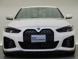 【キドニーグリル】BMWの代名詞。一目見ただけでBMWであると認識できる確固たるアイコンとして存在感を放ちます。