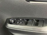 格納式リモコンドアミラーと、パワーウィンドウマスタースイッチです。車内の換気も運転席から簡単に行えます。