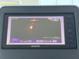 テレビ番組を画面で視聴でき、停車中の休憩時間にも活用いただけます。画面には番組情報や時刻も表示されており、ひと息つく時間を過ごす際に便利な装備です。