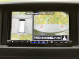 画面には車両周辺の映像が複数の視点で表示され、駐車時に周囲を確認する際に便利です。画面上のガイド表示も見ながら、切り返しや駐車位置の確認に活用できます。