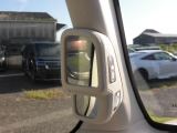 運転席からの死角になりやすい左側や車両後部の様子まで確認できる「ピタ駐ミラー」を装備しています。狭い場所や幅寄せ、縦列駐車や車庫入れの際に役立ちます。