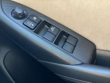 こだわりの内装パワーウィンドスイッチ ピアノブラックのパネルやレザーに入るステッチがオシャレです