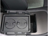 運転席、助手席の間にひじ掛けがあるから便利です。