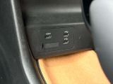 USB端子が2つ差し込めるようになっています!ケーブルを接続することで車内でスマートフォン等の充電が可能に!