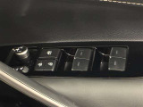 格納式リモコンドアミラーと、パワーウィンドウマスタースイッチです。車内の換気も運転席から簡単に行えます。