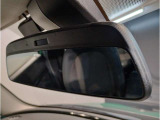 MINIではルームミラーの裏側にETCの車載器が内蔵されており、別途で車載器の購入必要なしで非常にスマート。皆様が驚かれるポイントのでもあります
