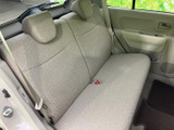 後席は左右に座面とヘッドレストを備え、同乗者が落ち着いて過ごせる空間です。窓から外の景色を楽しめるほか、ドア内側の収納も日常の小物置きに便利です。