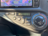 【オートエアコン】一度お好みの温度に設定すれば、車内の温度を検知し風量や温度を自動で調整。暑い&hellip;寒い&hellip;と何度もスイッチ操作をする必要はありません。快適な車内空間には必須の機能ですね♪