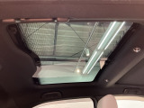 車内を明るく照らし、解放感を演出してくれる大きな【サンルーフ】室内の豪華さやプレミアム感が違います。